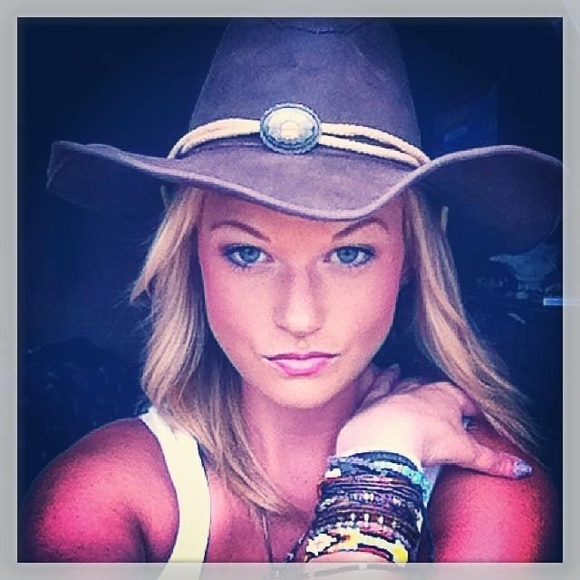 Meet your Posher, Caitlin - Picture 6 of 11